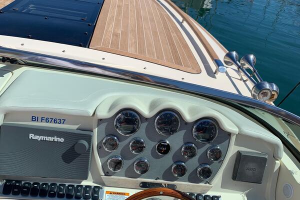 Chris-Craft Corsair 32 Image 4