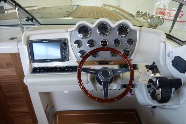 Chris-Craft Corsair 32 Image 11