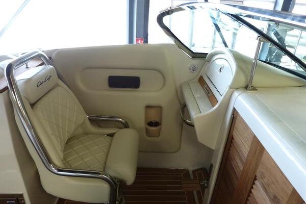 Chris-Craft Corsair 32 Image 12