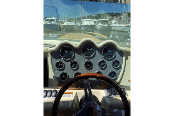 Chris-Craft Corsair 32 Image 9