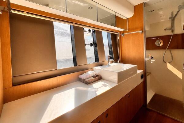 Fairline Squadron 60 Image 18